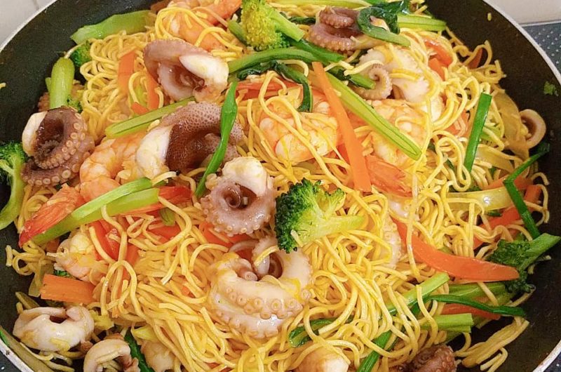 4 Simple Steps To Make Delicious Seafood Fried Noodles (Mì Xào Hải Sản) Like Vietnamese
